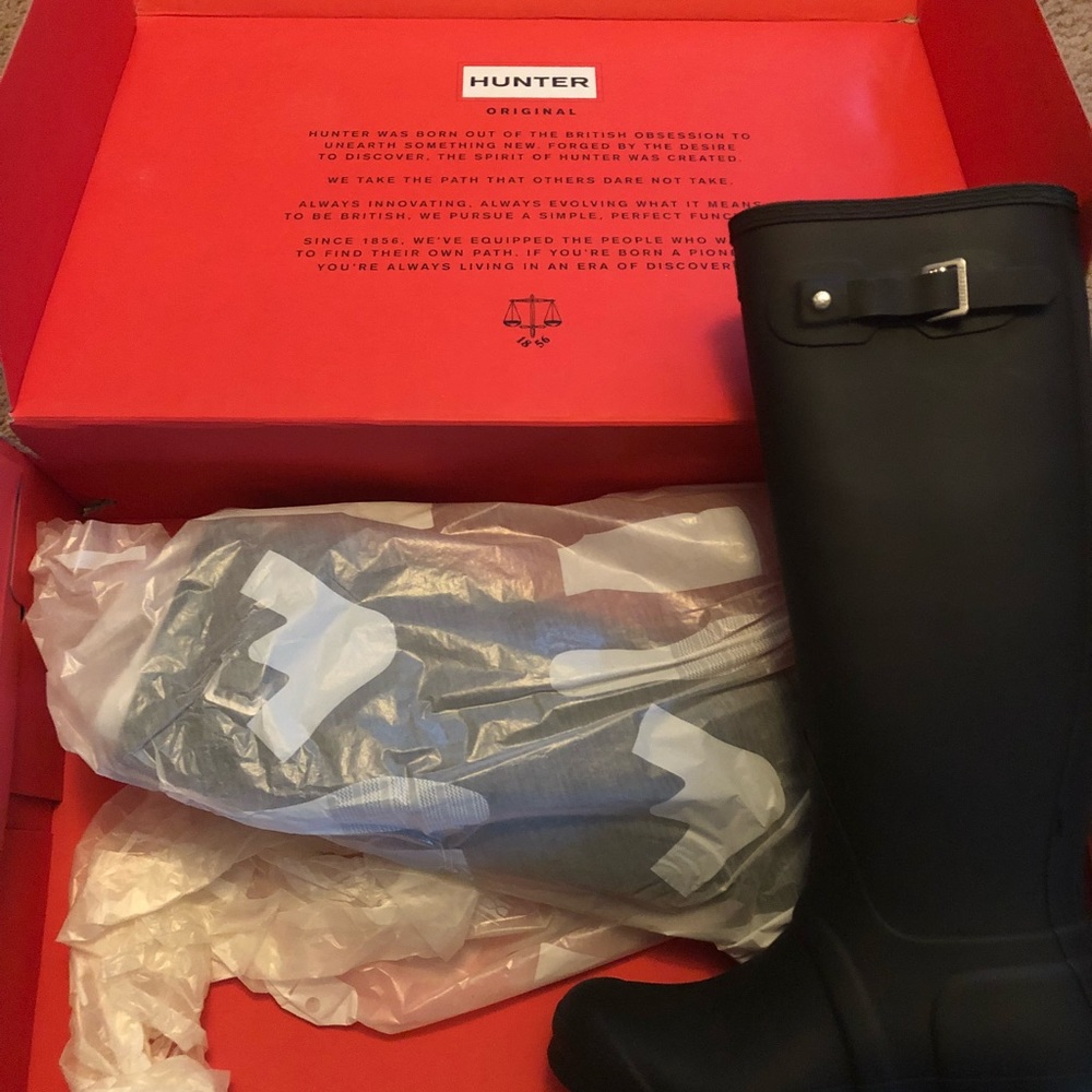 Women’s size 8 never worn black Hunter boots.